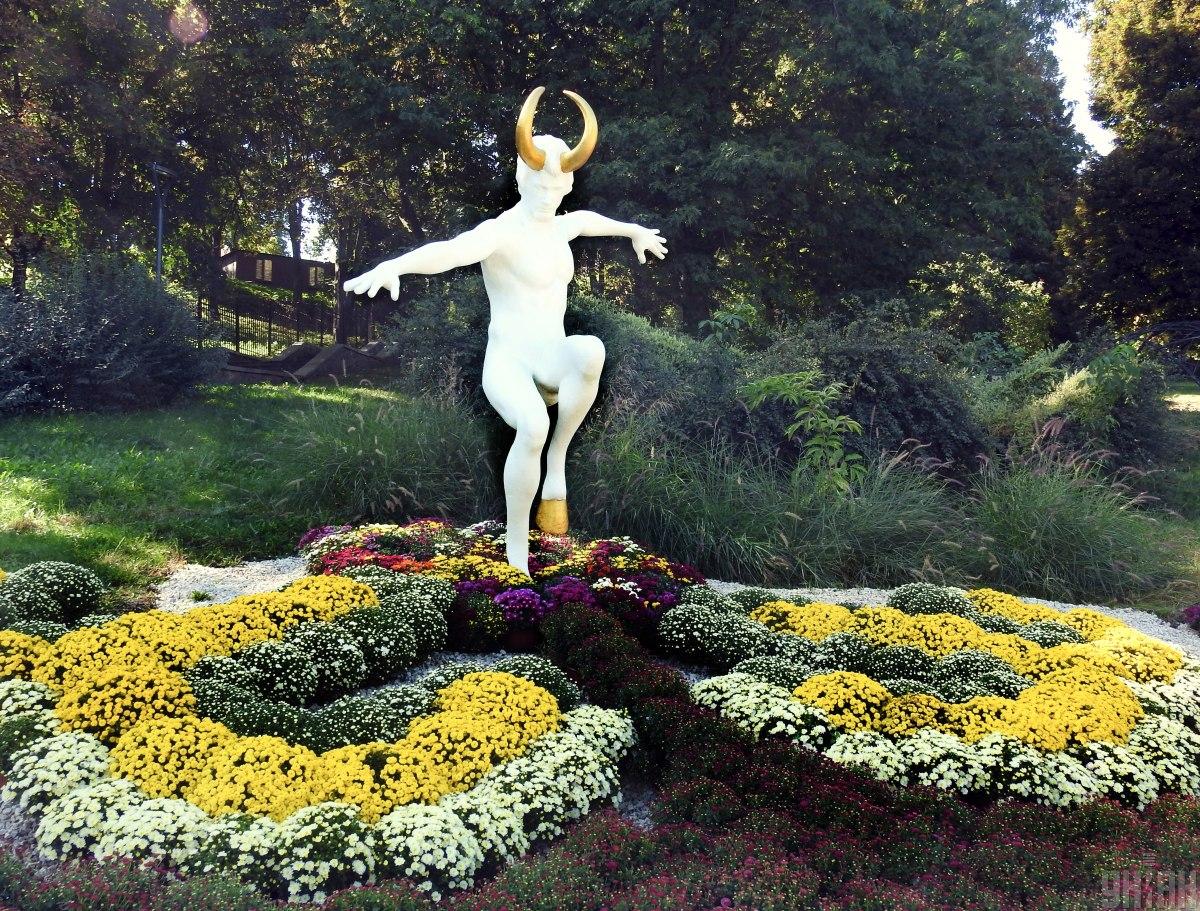 На Співочому полі у Києві відкрилася астрологічна виставка хризантем (фоторепортаж) 1 На "Співочому полі" триває традиційна виставка хризантем / фото D.UA, Олександр Синиця