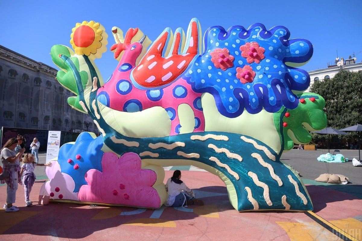 У центрі Києва з'явилися яскраві інсталяції, натхнені Марією Примаченко (фоторепортаж) 11 У центрі Києва з'явилися яскраві інсталяції, натхнені Марією Примаченко (фоторепортаж)