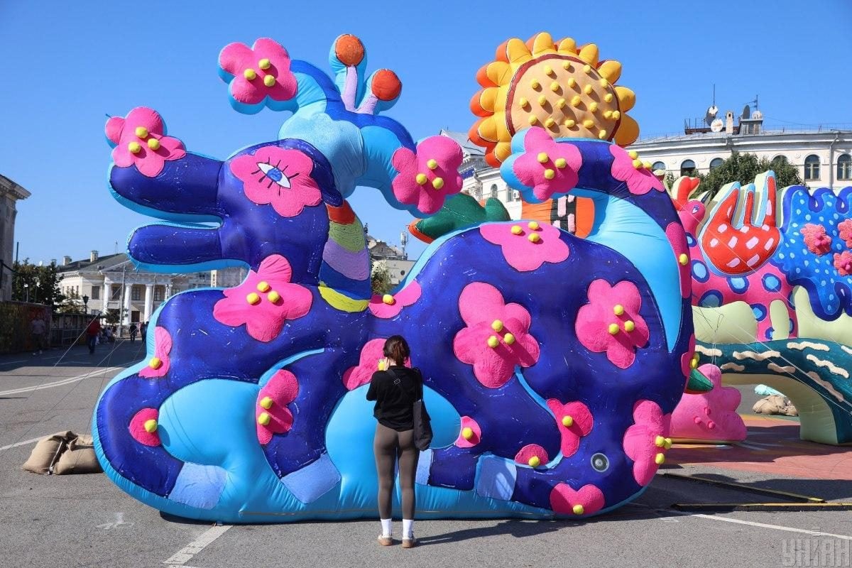 У центрі Києва з'явилися яскраві інсталяції, натхнені Марією Примаченко (фоторепортаж) 16 У центрі Києва з'явилися яскраві інсталяції, натхнені Марією Примаченко (фоторепортаж)