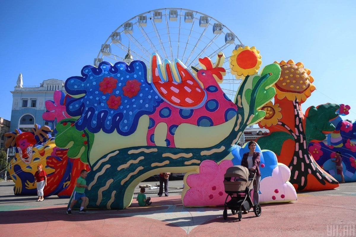 У центрі Києва з'явилися яскраві інсталяції, натхнені Марією Примаченко (фоторепортаж) 6 У центрі Києва з'явилися яскраві інсталяції, натхнені Марією Примаченко (фоторепортаж)