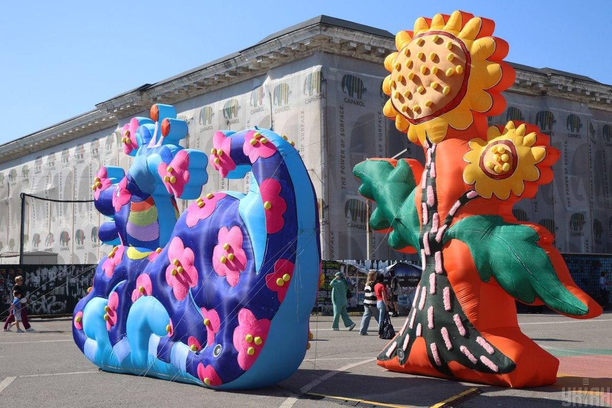 У центрі Києва з'явилися яскраві інсталяції, натхнені Марією Примаченко (фоторепортаж) 10 У центрі Києва з'явилися яскраві інсталяції, натхнені Марією Примаченко (фоторепортаж)