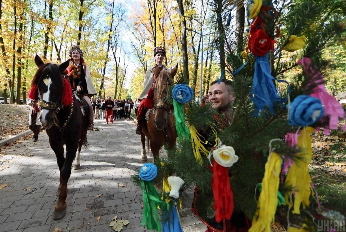Як святкують традиційне гуцульське весілля: яскравий фоторепортаж зі Львова 10 Як святкують традиційне гуцульське весілля: яскравий фоторепортаж зі Львова