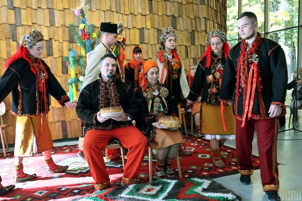 Як святкують традиційне гуцульське весілля: яскравий фоторепортаж зі Львова 15 Як святкують традиційне гуцульське весілля: яскравий фоторепортаж зі Львова