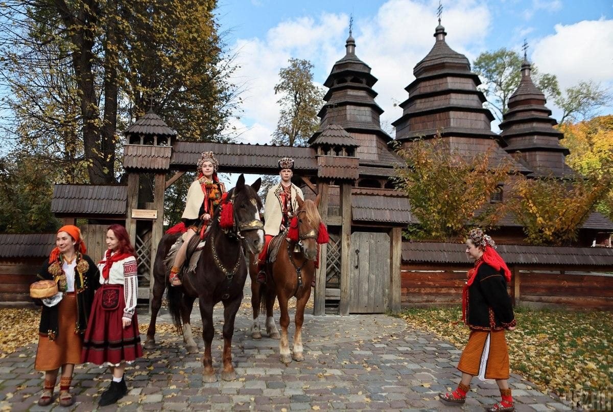 Як святкують традиційне гуцульське весілля: яскравий фоторепортаж зі Львова 12 Як святкують традиційне гуцульське весілля: яскравий фоторепортаж зі Львова