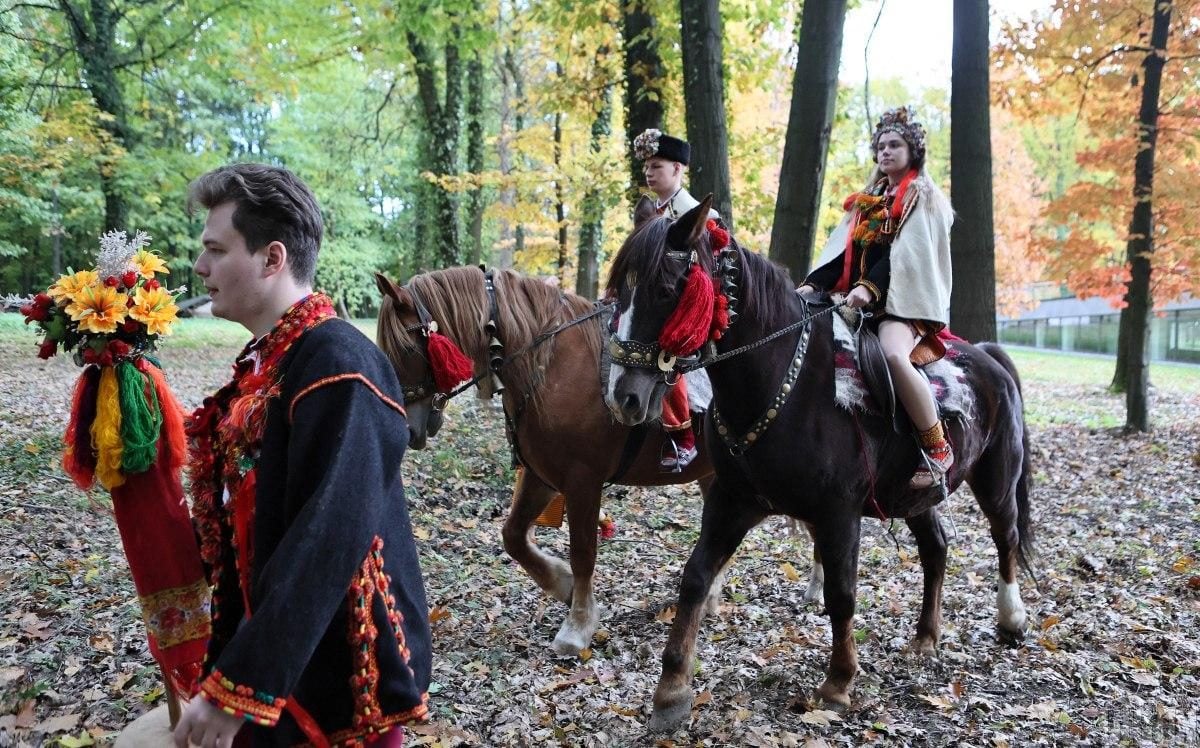 Як святкують традиційне гуцульське весілля: яскравий фоторепортаж зі Львова 13 Як святкують традиційне гуцульське весілля: яскравий фоторепортаж зі Львова