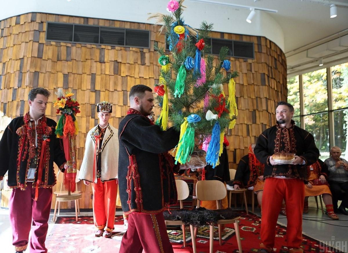 Як святкують традиційне гуцульське весілля: яскравий фоторепортаж зі Львова 17 Як святкують традиційне гуцульське весілля: яскравий фоторепортаж зі Львова