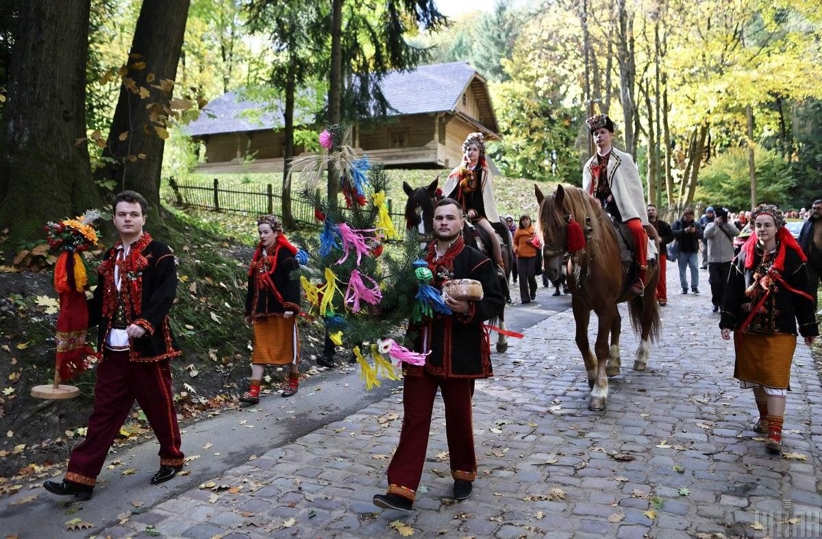 Як святкують традиційне гуцульське весілля: яскравий фоторепортаж зі Львова 4 Як святкують традиційне гуцульське весілля: яскравий фоторепортаж зі Львова