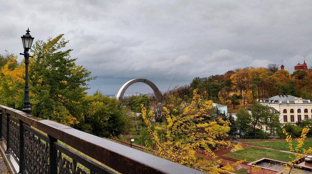 Яскраві фарби та мальовничі краєвиди: чим восени вражає Володимирська гірка у Києві (фото) 2 Яскраві фарби та мальовничі краєвиди: чим восени вражає Володимирська гірка у Києві (фото)