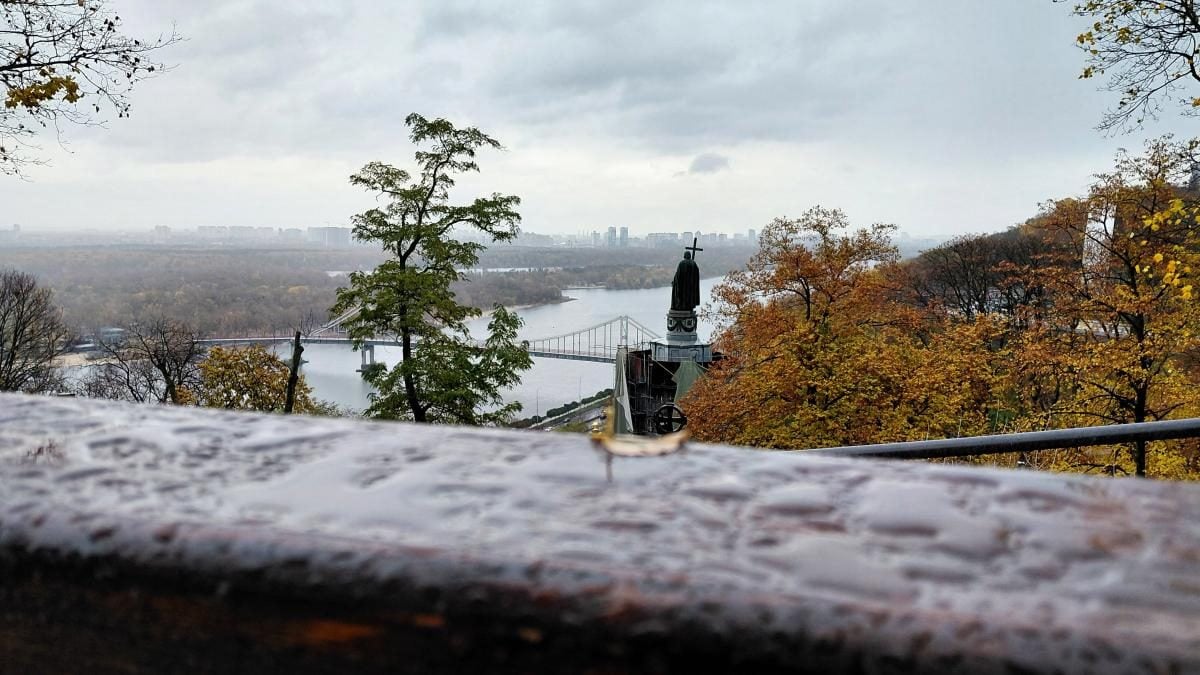 Яскраві фарби та мальовничі краєвиди: чим восени вражає Володимирська гірка у Києві (фото) 8 Яскраві фарби та мальовничі краєвиди: чим восени вражає Володимирська гірка у Києві (фото)