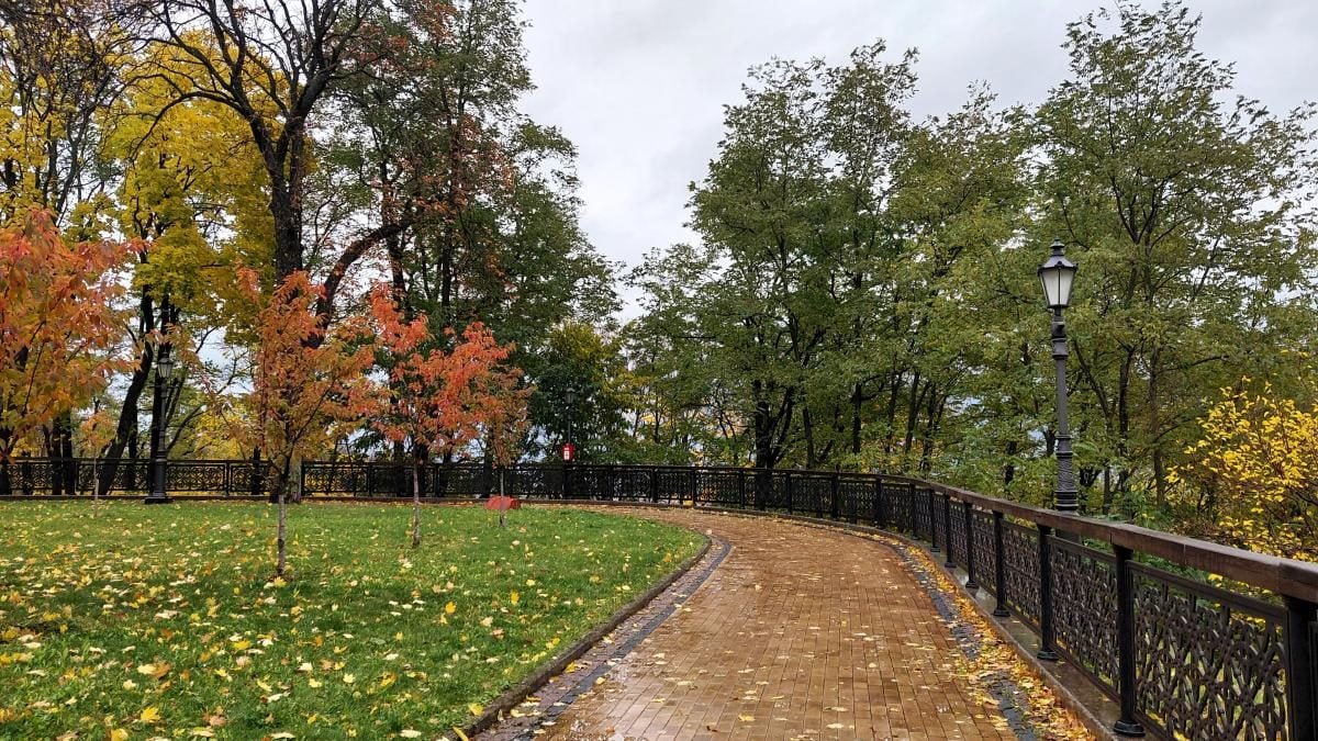 Яскраві фарби та мальовничі краєвиди: чим восени вражає Володимирська гірка у Києві (фото) 3 Яскраві фарби та мальовничі краєвиди: чим восени вражає Володимирська гірка у Києві (фото)