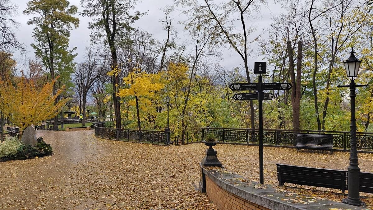 Яскраві фарби та мальовничі краєвиди: чим восени вражає Володимирська гірка у Києві (фото) 4 Яскраві фарби та мальовничі краєвиди: чим восени вражає Володимирська гірка у Києві (фото)