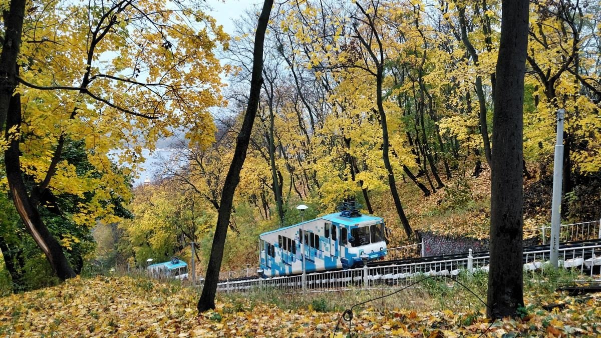 Яскраві фарби та мальовничі краєвиди: чим восени вражає Володимирська гірка у Києві (фото) 12 Яскраві фарби та мальовничі краєвиди: чим восени вражає Володимирська гірка у Києві (фото)