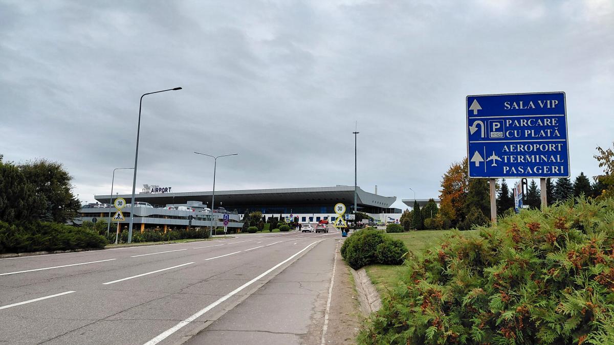 Чимало автобусів приїздять прямо в аеропорт Кишинева / фото Марина Григоренко