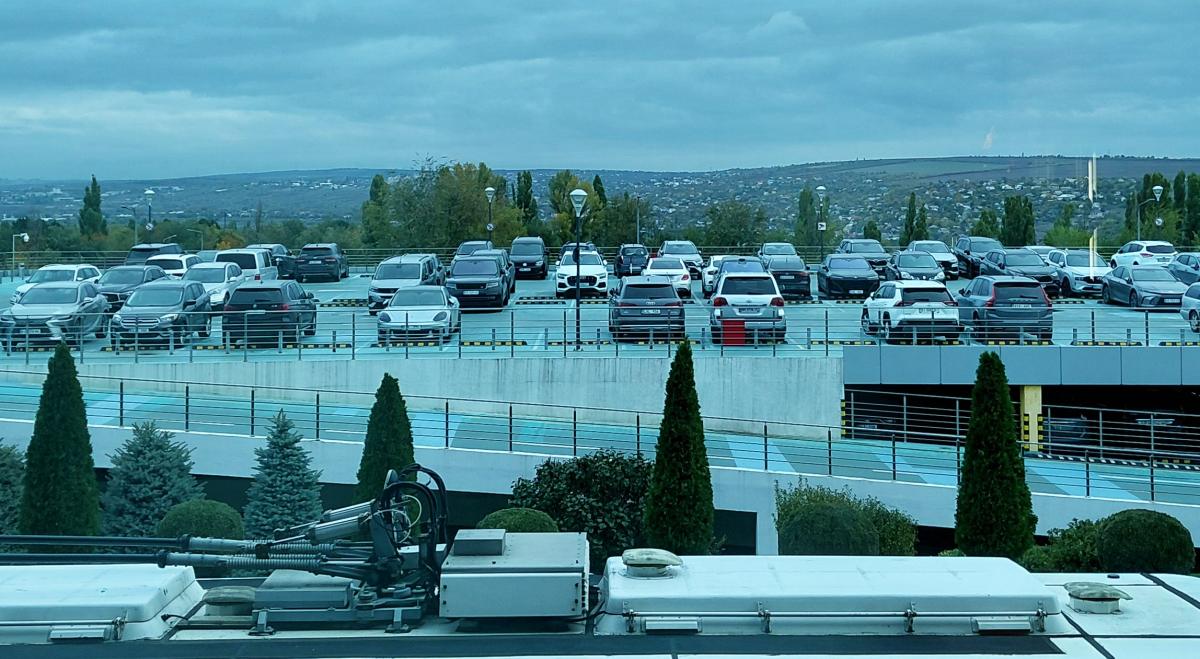 Вночі в аеропорту Кишинева може бути важко знайти місце / фото Марина Григоренко