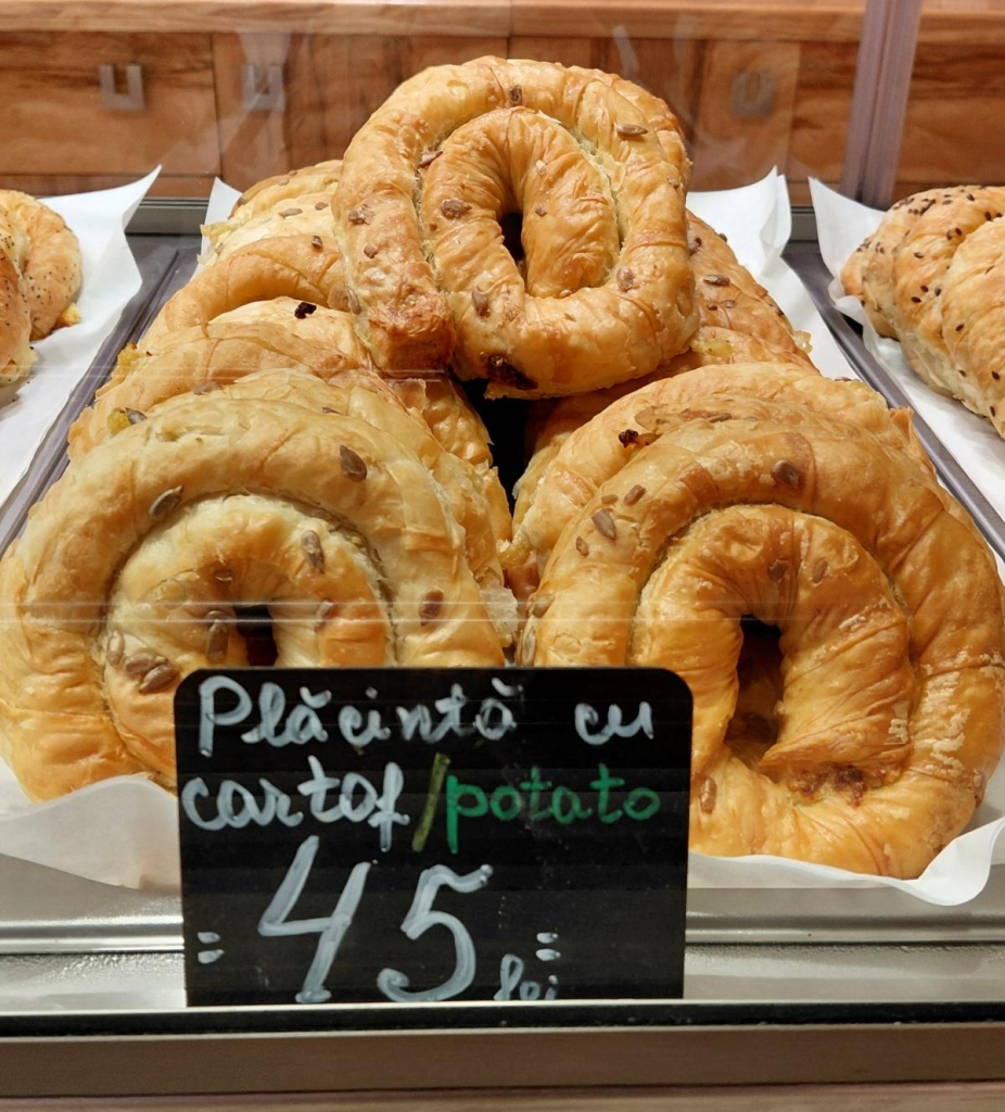 Їжа в аеропорту Кишинева недорога, але доволі проста / фото Марина Григоренко