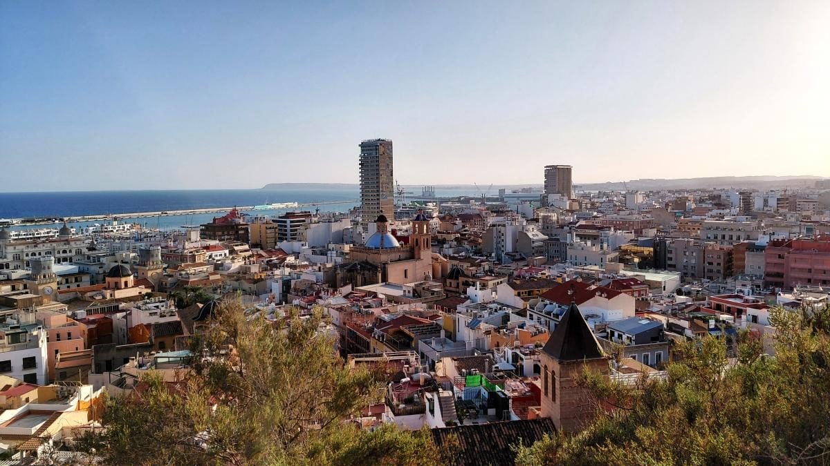 Аліканте: відмінний бюджетний курорт в Іспанії для пізнього сонця