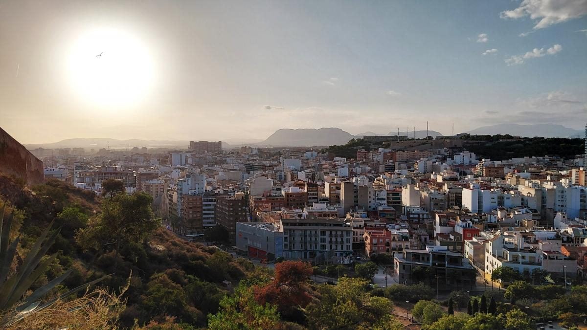 Аліканте: відмінний бюджетний курорт в Іспанії для пізнього сонця