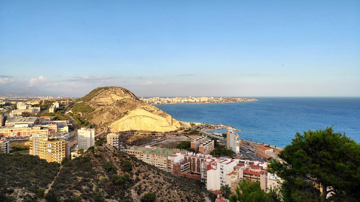 на шляху до замку відкриваються краєвиди на все місто / фото Марина Григоренко