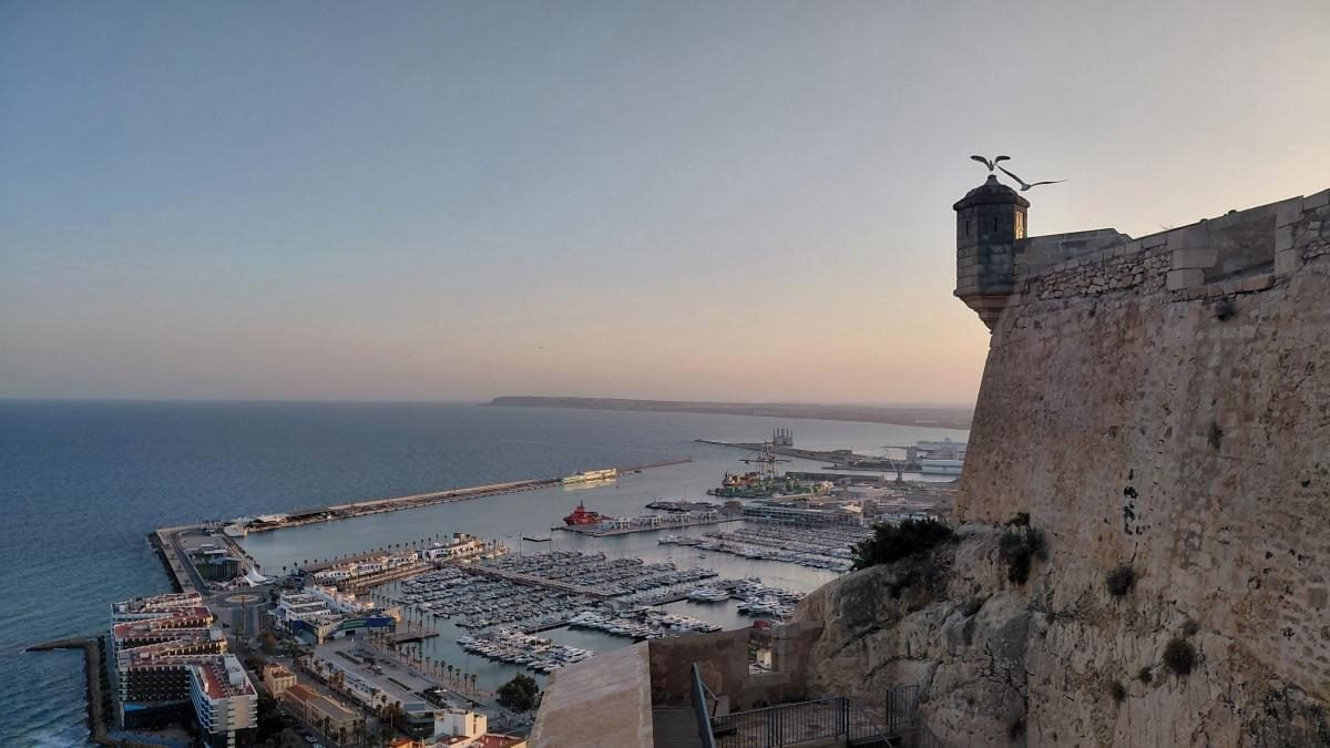 Аліканте: відмінний бюджетний курорт в Іспанії для пізнього сонця