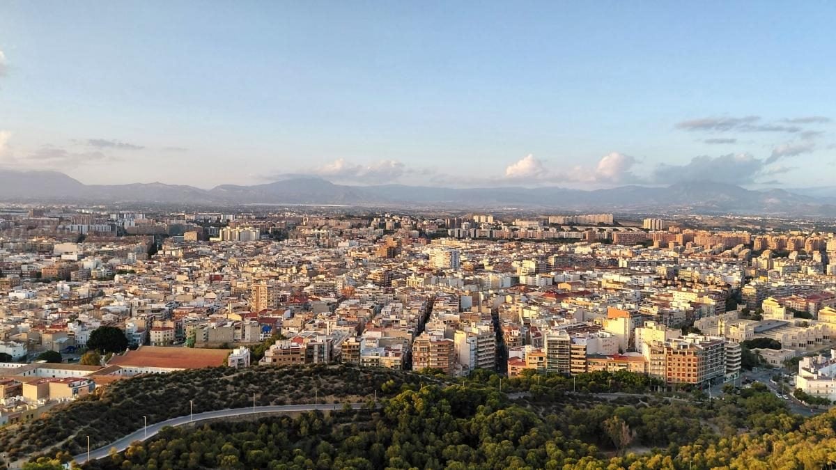 Аліканте: відмінний бюджетний курорт в Іспанії для пізнього сонця