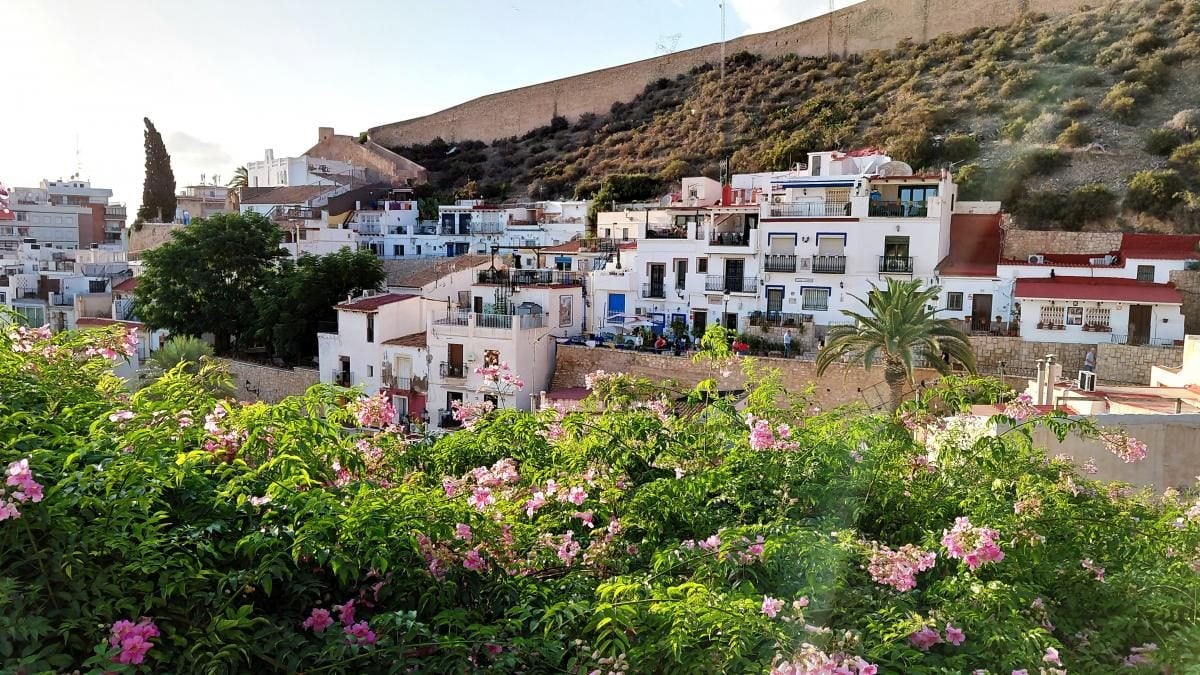 Аліканте: відмінний бюджетний курорт в Іспанії для пізнього сонця