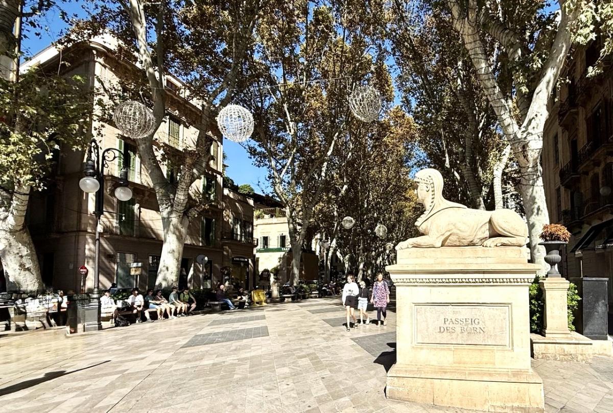 Вулиця вулиця Пассео-дес-Борн в Пальмі / фото Наталія Петерварі