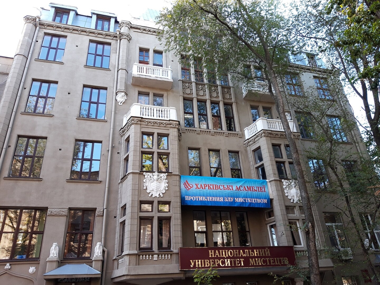 Будинки з химерами в Україні - де шукати їх в різних містах 5