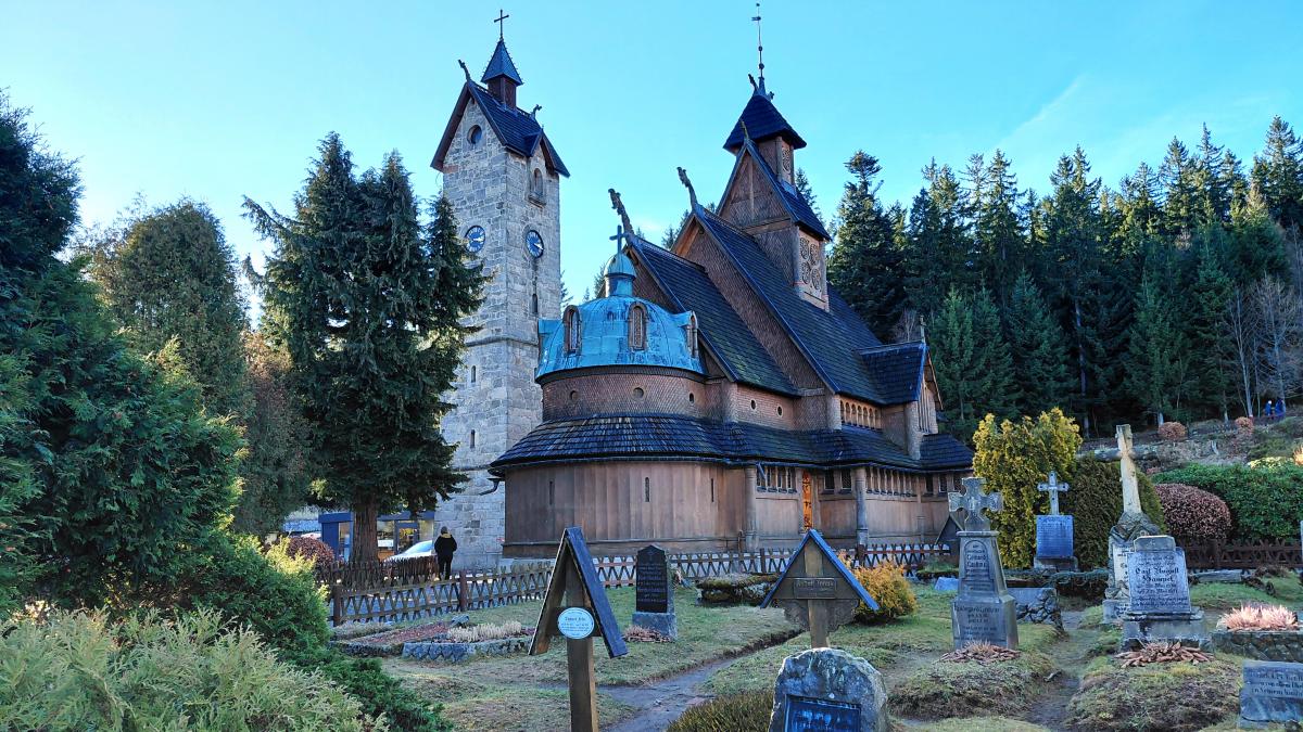 Гірська Польща: містичні Карконоші, ласкаві терми та унікальні церкви