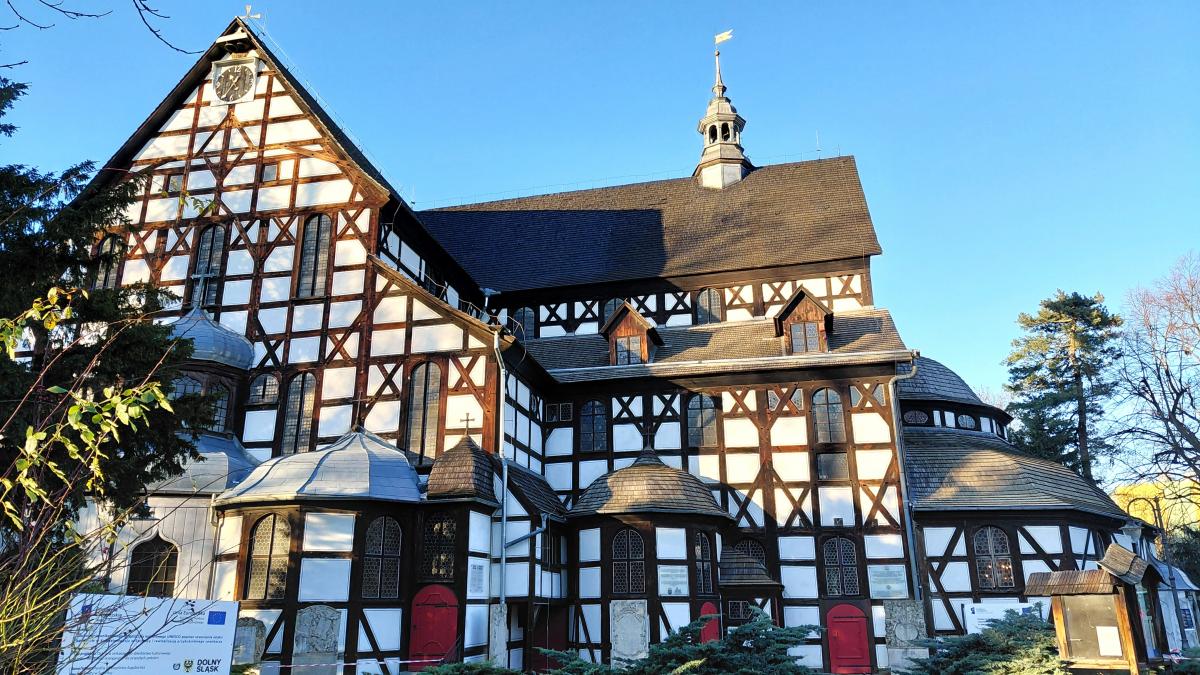 Гірська Польща: містичні Карконоші, ласкаві терми та унікальні церкви