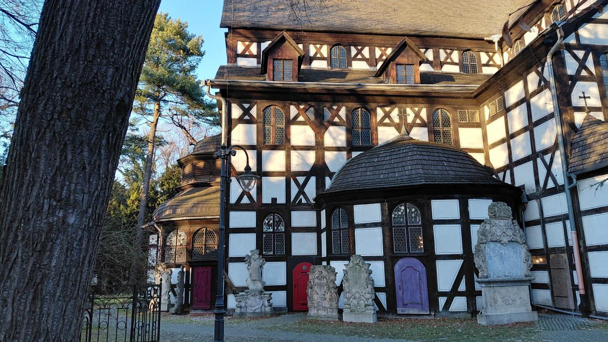 Гірська Польща: містичні Карконоші, ласкаві терми та унікальні церкви