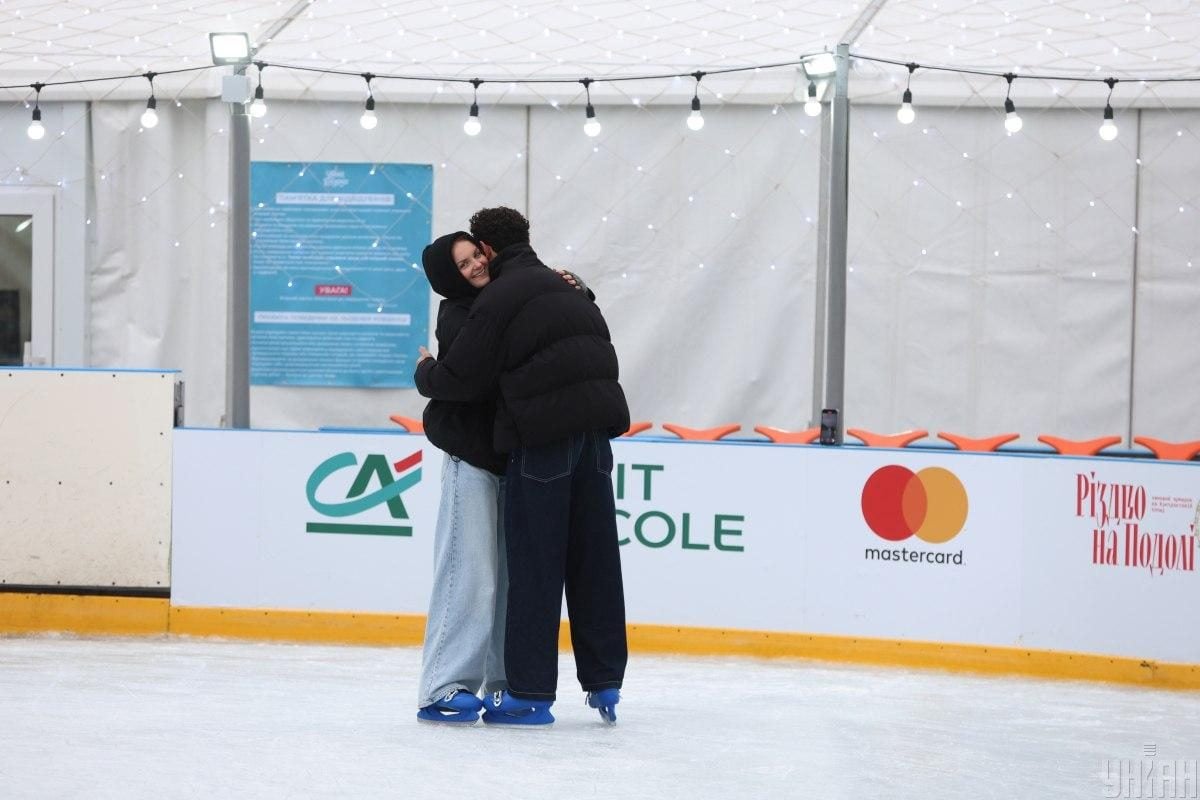 На Контрактовій площі вперше з початку війни облаштували різдвяне містечко – з ковзанкою (фото)