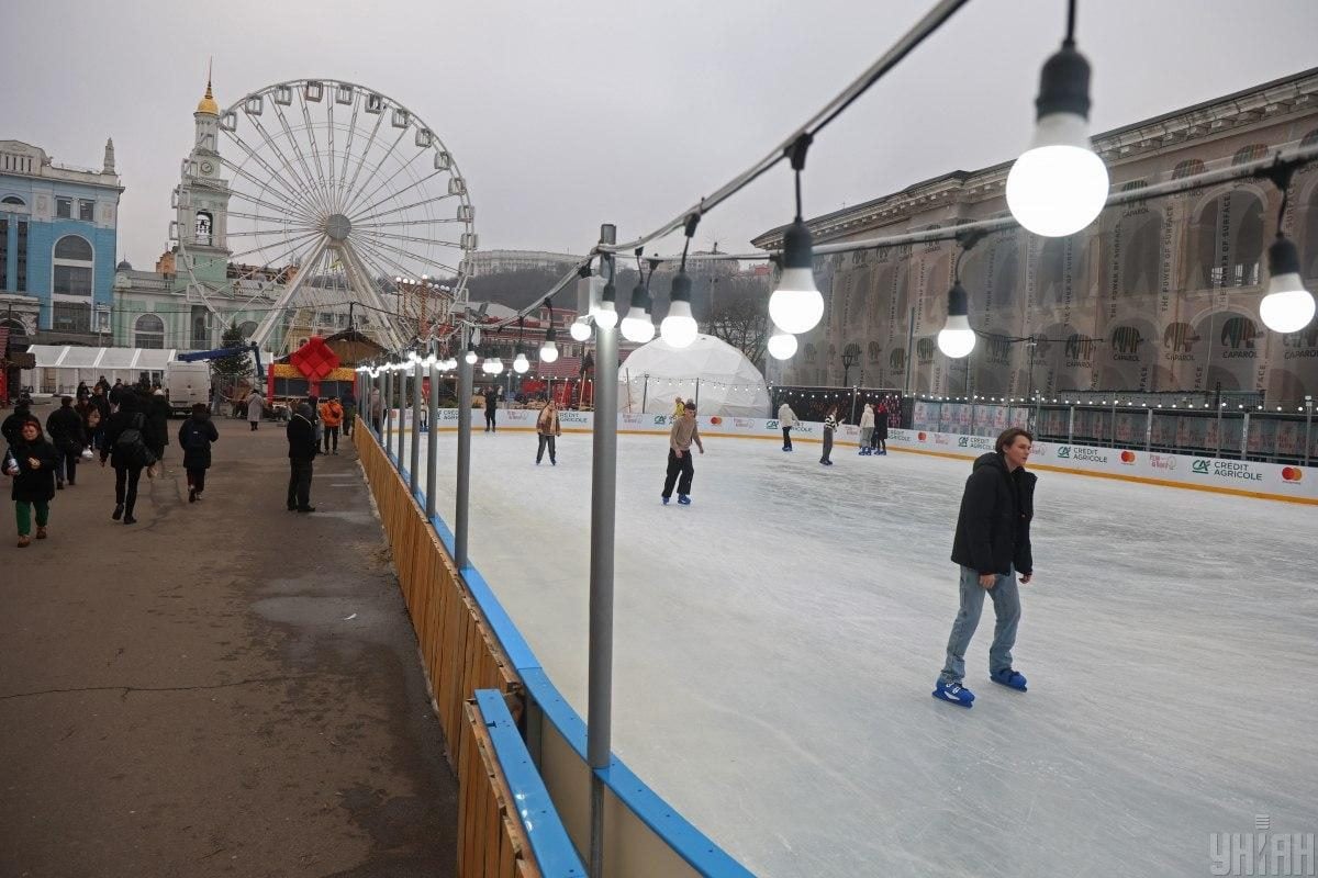 На Контрактовій площі вперше з початку війни облаштували різдвяне містечко – з ковзанкою (фото)