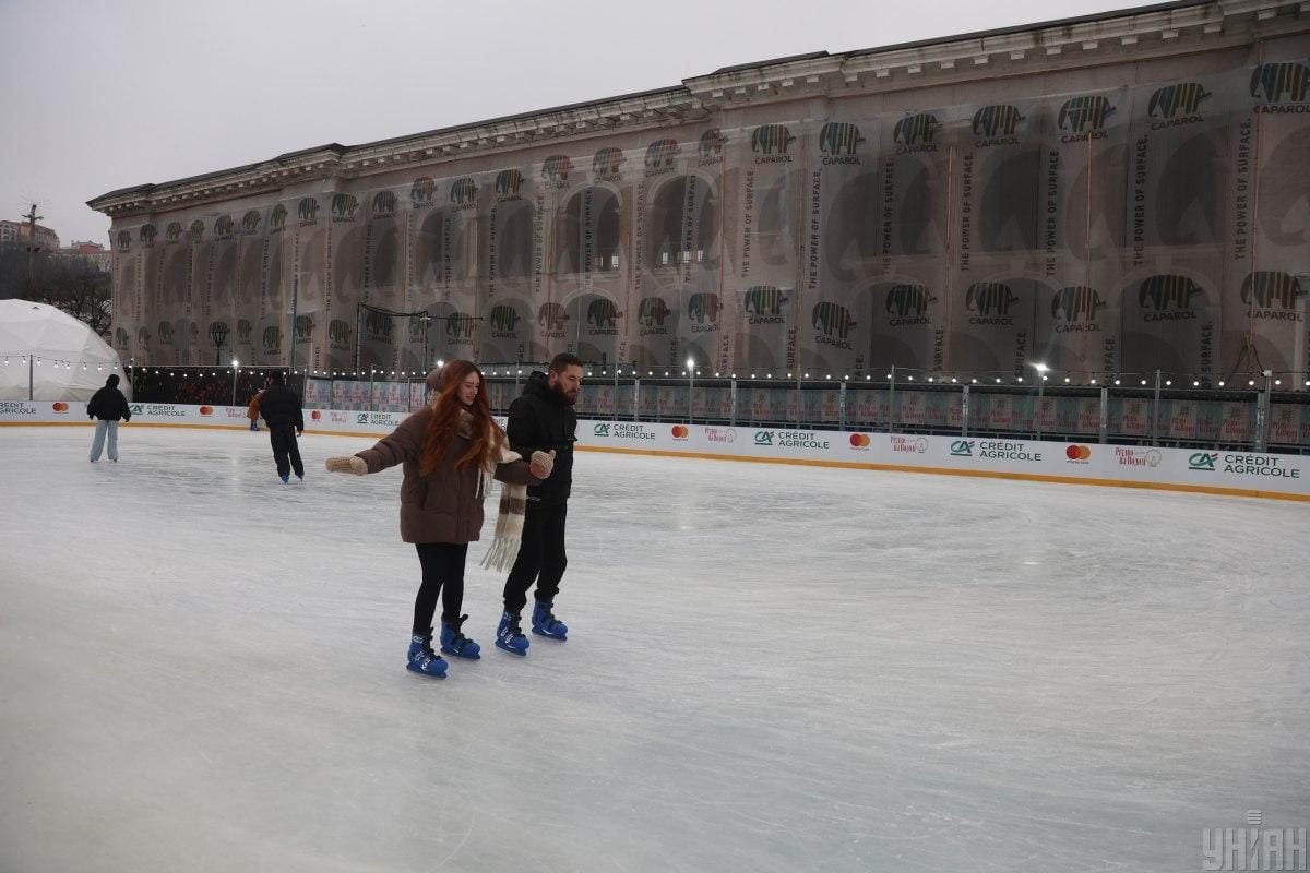 На Контрактовій площі вперше з початку війни облаштували різдвяне містечко – з ковзанкою (фото)