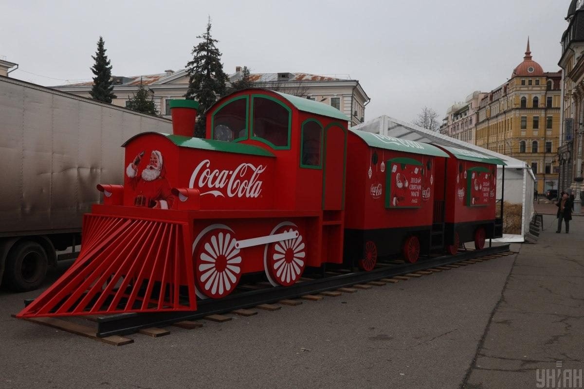 На Контрактовій площі вперше з початку війни облаштували різдвяне містечко – з ковзанкою (фото)