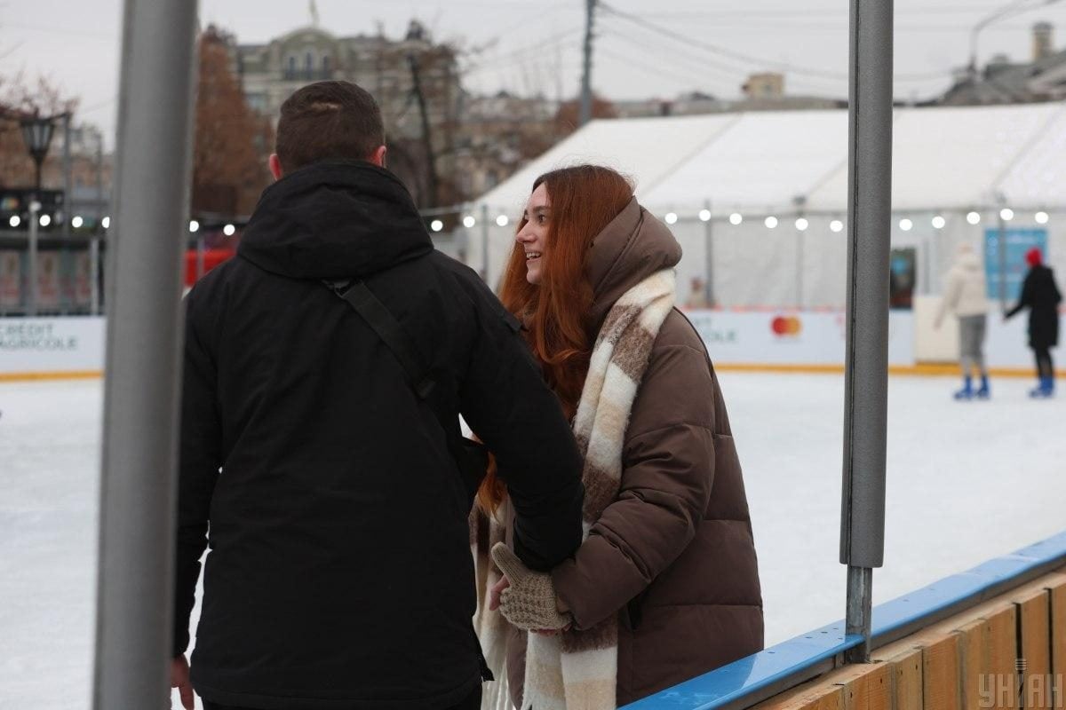 На Контрактовій площі вперше з початку війни облаштували різдвяне містечко – з ковзанкою (фото)