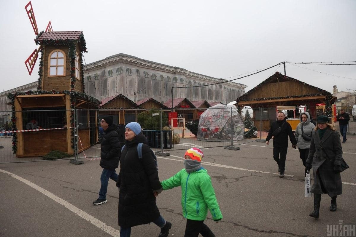 На Контрактовій площі вперше з початку війни облаштували різдвяне містечко – з ковзанкою (фото)