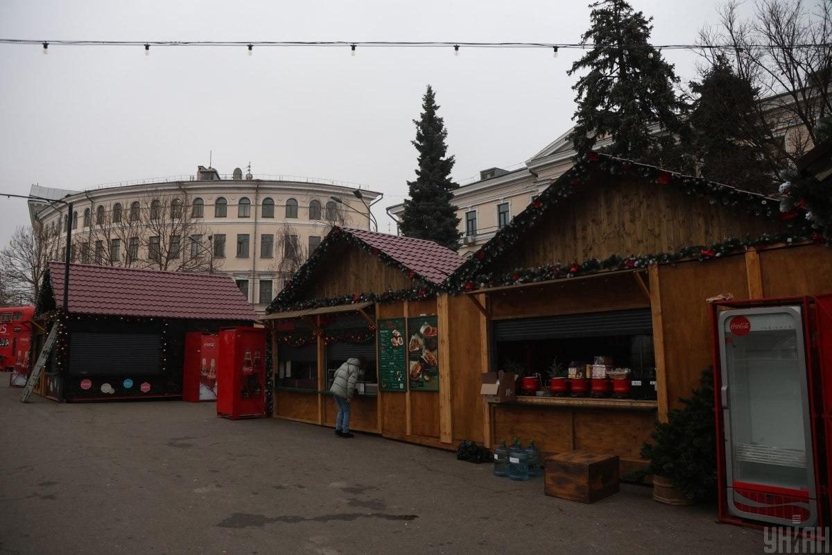 На Контрактовій площі вперше з початку війни облаштували різдвяне містечко – з ковзанкою (фото)