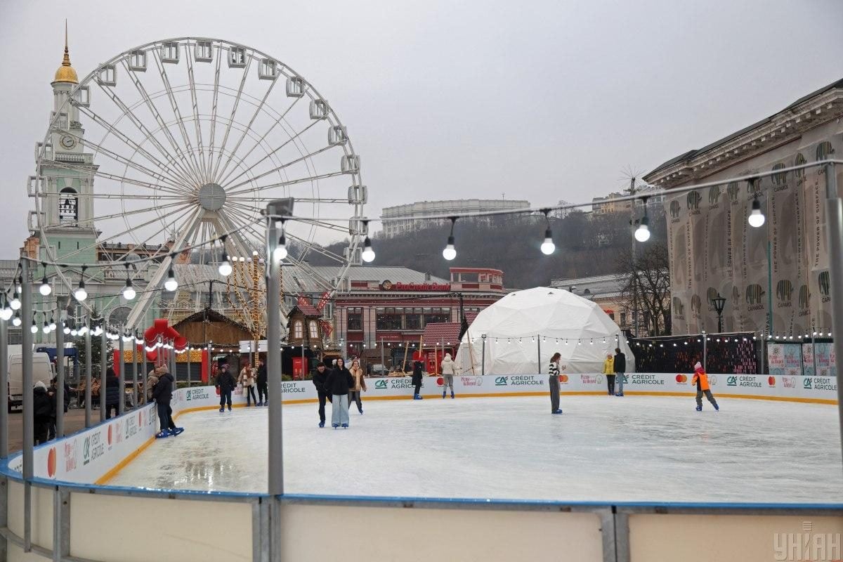 На Контрактовій площі вперше з початку війни облаштували різдвяне містечко – з ковзанкою (фото)