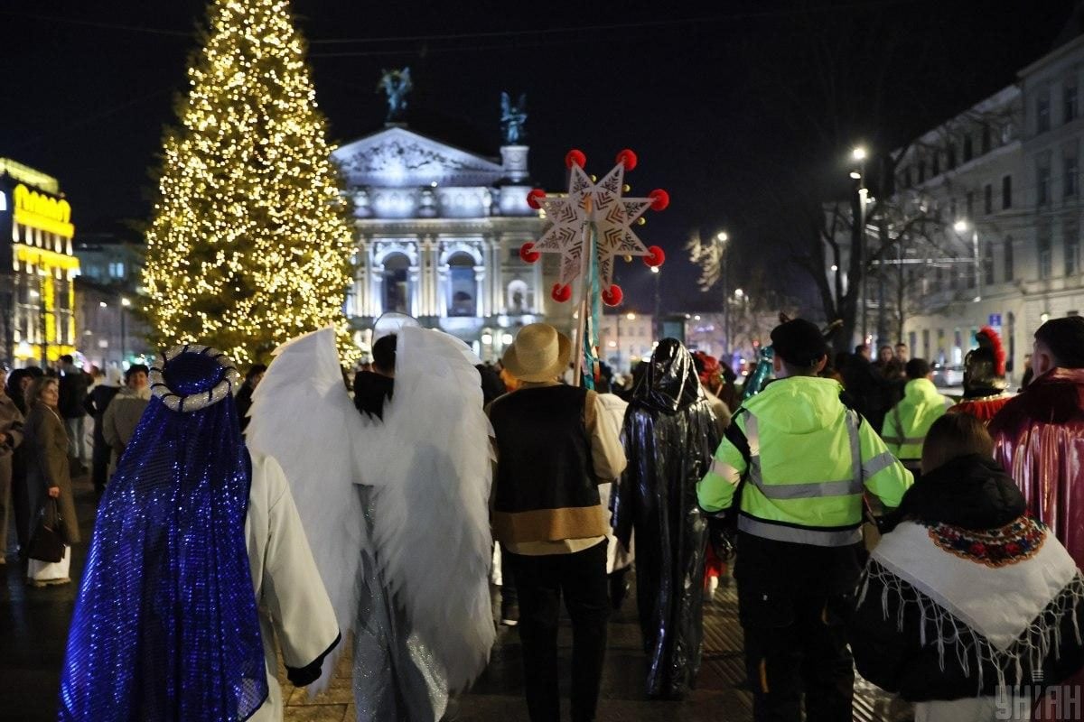 "Протитанковий їжак" та ілюмінація з минулих років: який вигляд має головна ялинка Львова (фото)