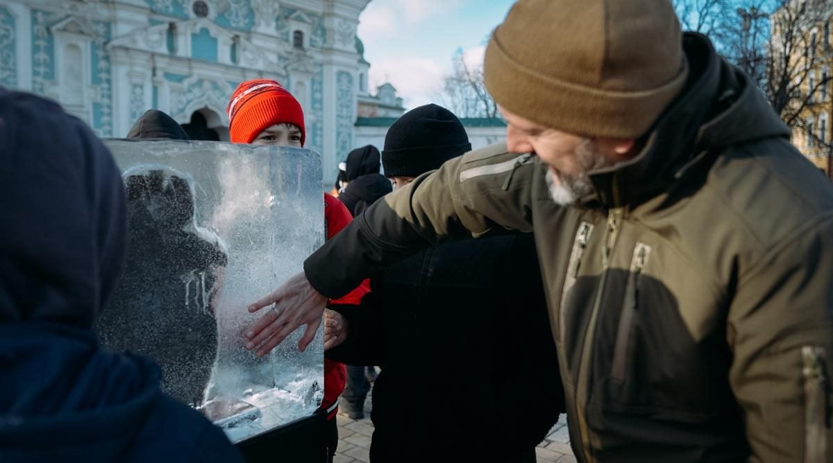 "Розтопи лід, аби зігріти серце": у центрі Києва з'явився незвичайниий арт-об'єкт (фото)