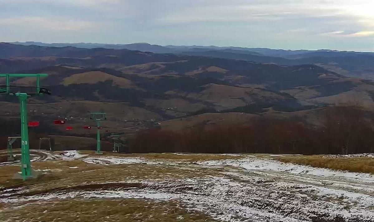 Ситуація зі снігом в Пилипці станом на середину грудня 2025 / скріншоти з камер на сайті snih.info