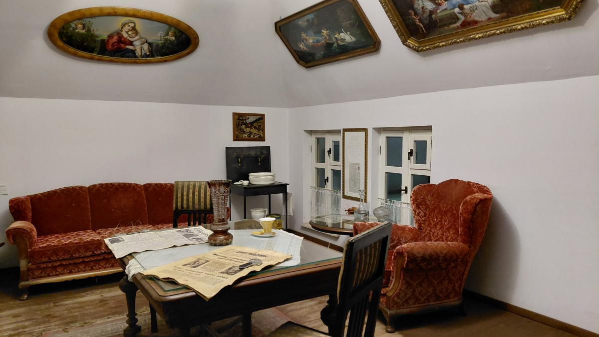 На деяких експонатах навіть можна посидіти / фото Марина Григоренко