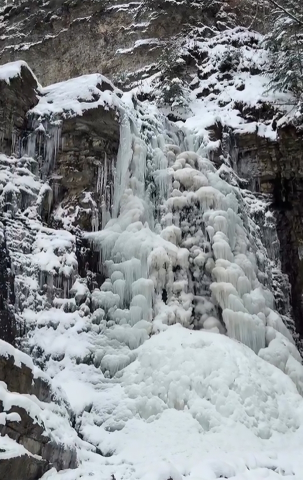 Манявський водоспад замерз на лід - як виглядає 3