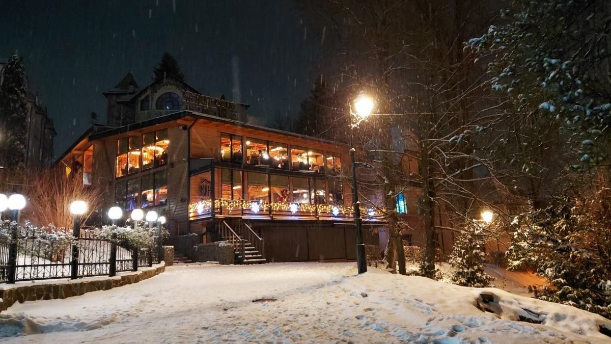 Рясні снігопади в Україні: Трускавець перетворився на справжню зимову казку (фоторепортаж)