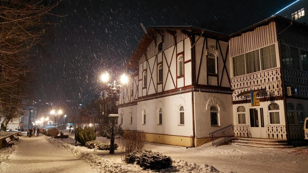 Рясні снігопади в Україні: Трускавець перетворився на справжню зимову казку (фоторепортаж)