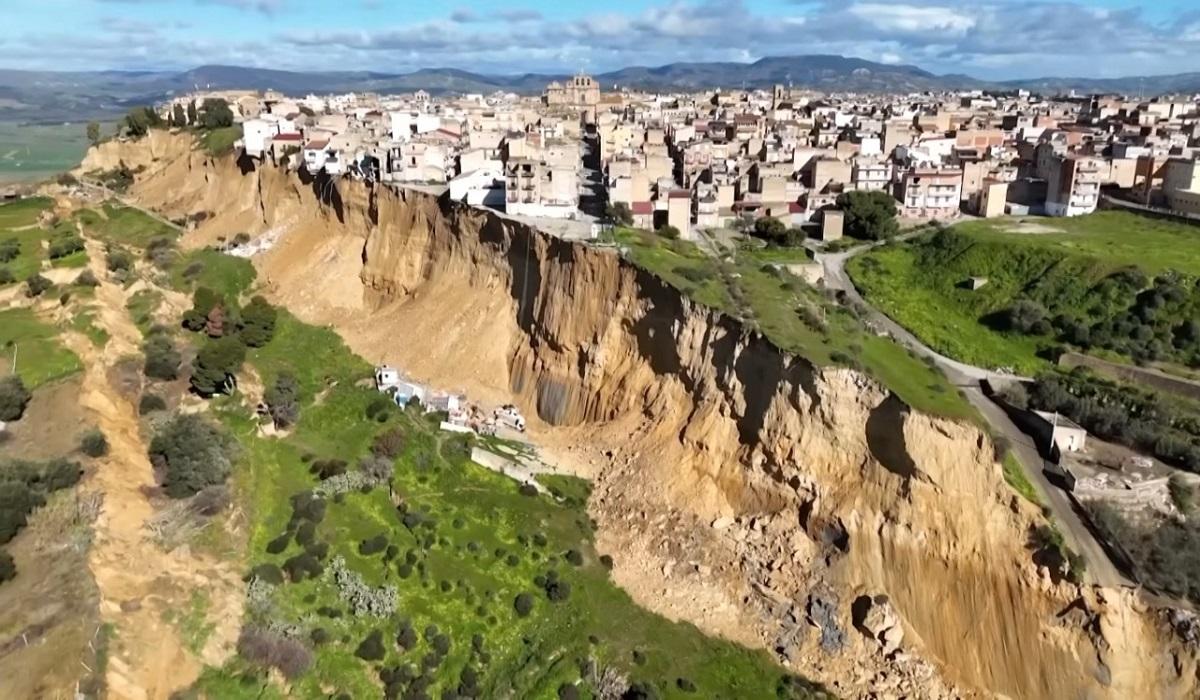 'Ситуація критична': затишне сицилійське містечко балансує на краю скелі після шторму