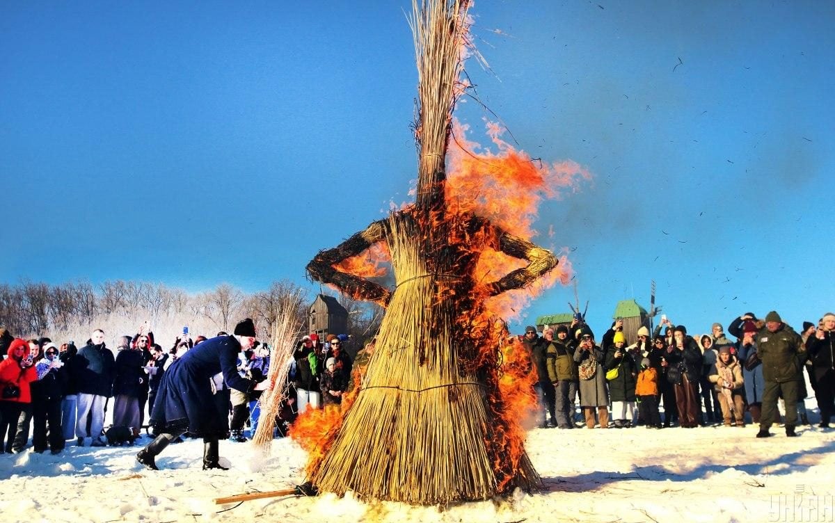 Вогняне очищення зими та танцювальні традиції: святкування Масниці у Пирогові 2026 (фоторепортаж) 9 Спалення символа зими і танці: як у Пирогові святкували Масницю 2026 (фоторепортаж)