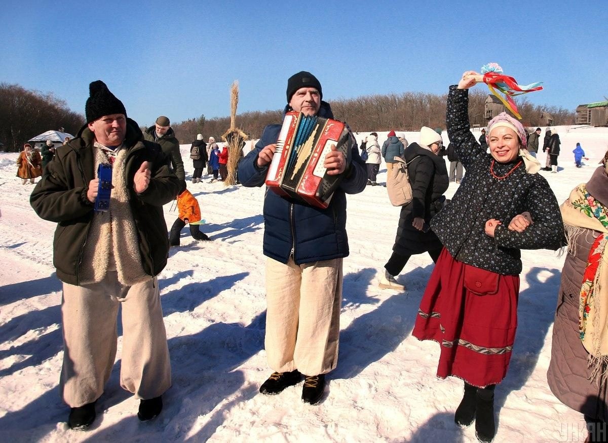 Вогняне очищення зими та танцювальні традиції: святкування Масниці у Пирогові 2026 (фоторепортаж) 6 Спалення символа зими і танці: як у Пирогові святкували Масницю 2026 (фоторепортаж)