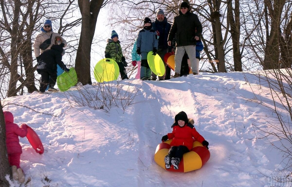 Вогняне очищення зими та танцювальні традиції: як у Пирогові відзначали Масницю 2026 (фоторепортаж) 10 Спалення символа зими і танці: як у Пирогові святкували Масницю 2026 (фоторепортаж)