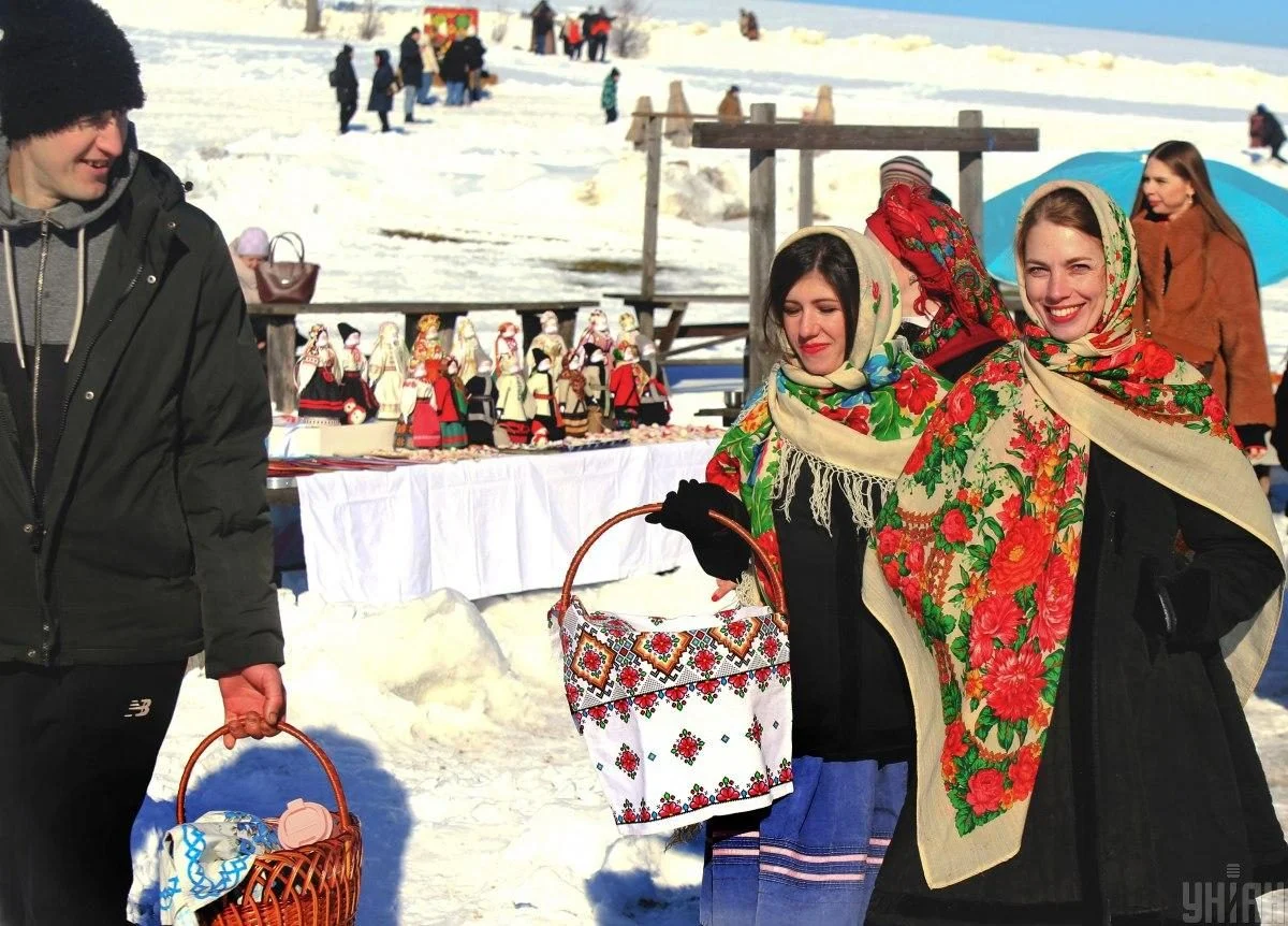 Вогняне очищення зими та танцювальні традиції: як у Пирогові відзначали Масницю 2026 (фоторепортаж) 5 Спалення символа зими і танці: як у Пирогові святкували Масницю 2026 (фоторепортаж)